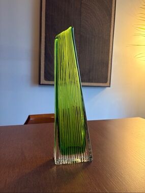 VINTAGE - Etched Hand formed Swing Glass Sculpture Vase - emerald/clear